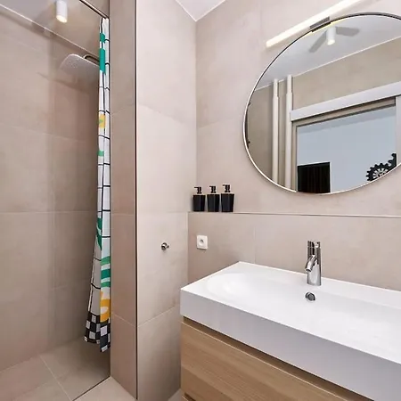 Riverside Center, 3 Bedroom Near Danube River *