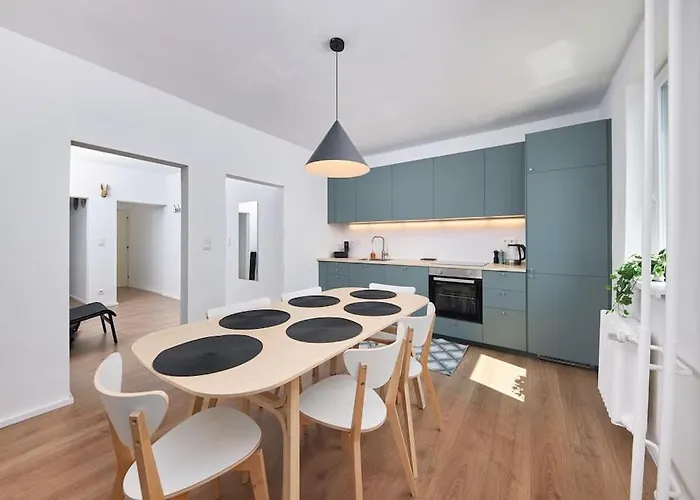 Riverside Center, 3 Bedroom Near Danube River Apartman