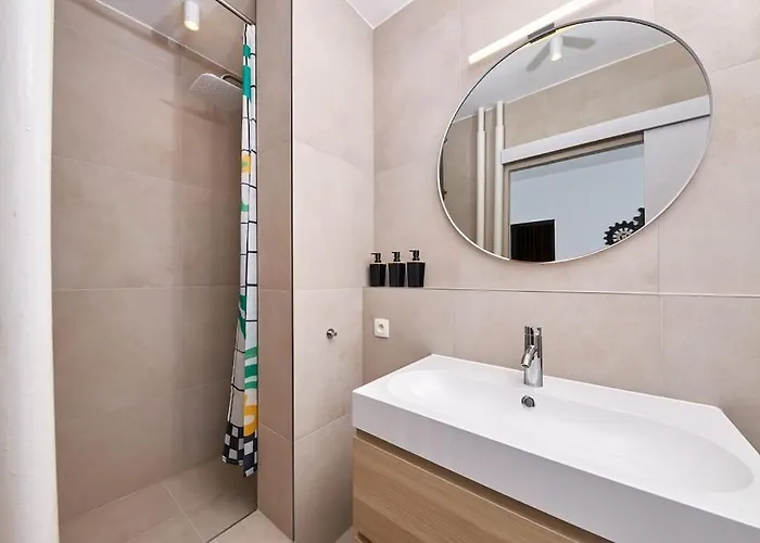 Riverside Center, 3 Bedroom Near Danube River *